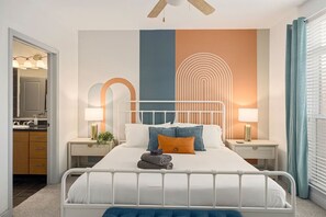 1 bedroom, iron/ironing board, WiFi, bed sheets - Rock Out! Gym, Pool, Free Parking (Charlotte)