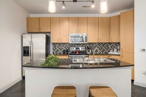 Fridge, microwave, oven, stovetop - Rock Out! Gym, Pool, Free Parking (Charlotte)