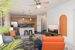 TV, Netflix, streaming services - Rock Out! Gym, Pool, Free Parking (Charlotte)