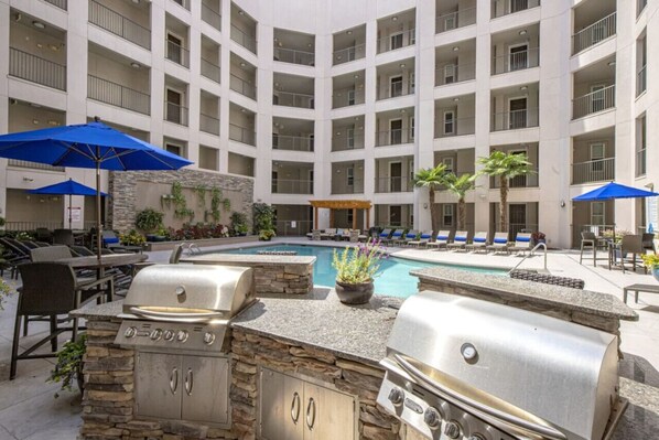 Outdoor dining - Rock Out! Gym, Pool, Free Parking (Charlotte)