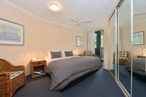 2 bedrooms, iron/ironing board, WiFi, bed sheets - Azure Oasis—Boutique Beachfront on the Esplanade (Palm Cove)