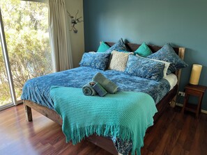 3 bedrooms, iron/ironing board, travel cot, free WiFi - Driftaway -WIFI, NETFLIX, pet friendly, Comfort + Undercover deck with hammock (Marion Bay)