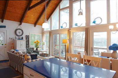 Beach Front on Beautiful Jenkins Pond, Quiet Area,
Discounted off season rates!