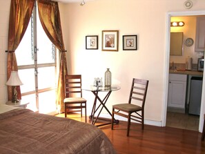 Silitysrauta/-lauta, ilmainen Wi-Fi, vuodevaatteet