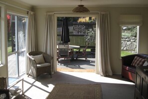 TV, peis, DVD-spiller og bøker