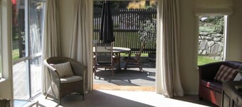 GREAT LOCATION NEAR EELY POINT.   STUNNING MOUNTAIN VIEWS !!!!