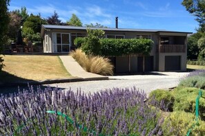 Exterior - GREAT LOCATION NEAR EELY POINT.   STUNNING MOUNTAIN VIEWS !!!! (Wanaka)