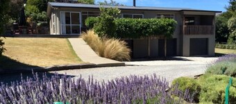 GREAT LOCATION NEAR EELY POINT.   STUNNING MOUNTAIN VIEWS !!!!