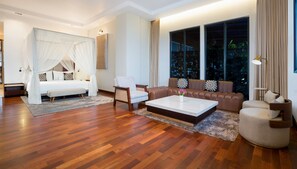 Suite with Private Meeting Room | 1 habitación, minibar y caja de seguridad en la habitación 