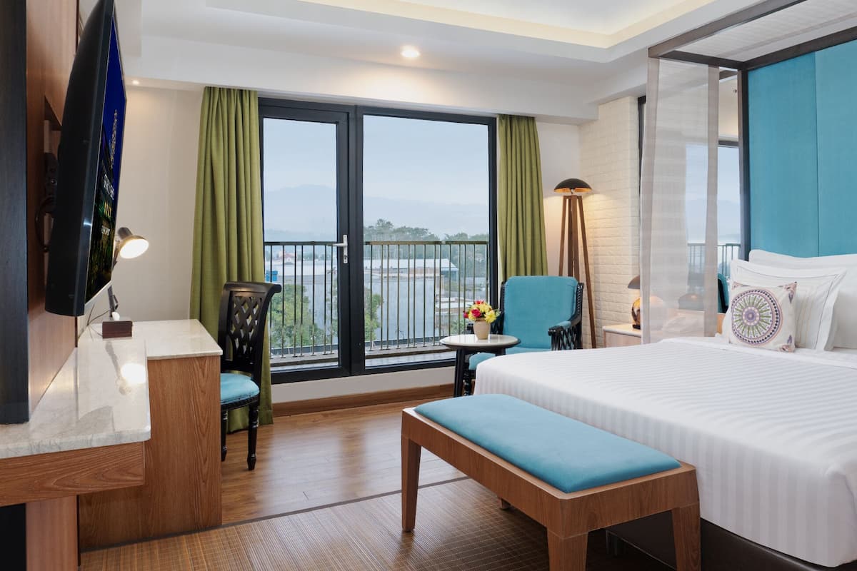 Junior Suite With Balcony | 1 bedroom, minibar, in-room safe, soundproofing
