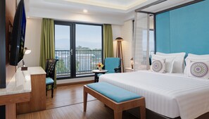 Junior Suite With Balcony | Brankas, kedap suara, setrika/meja setrika, dan Wi-Fi gratis