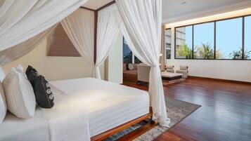 Suite with Private Meeting Room