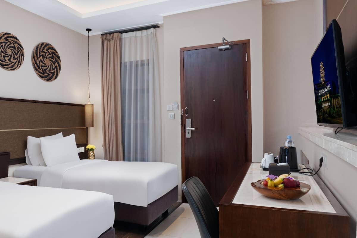 Classic Room, 2 Twin Beds | 1 bedroom, minibar, in-room safe, soundproofing