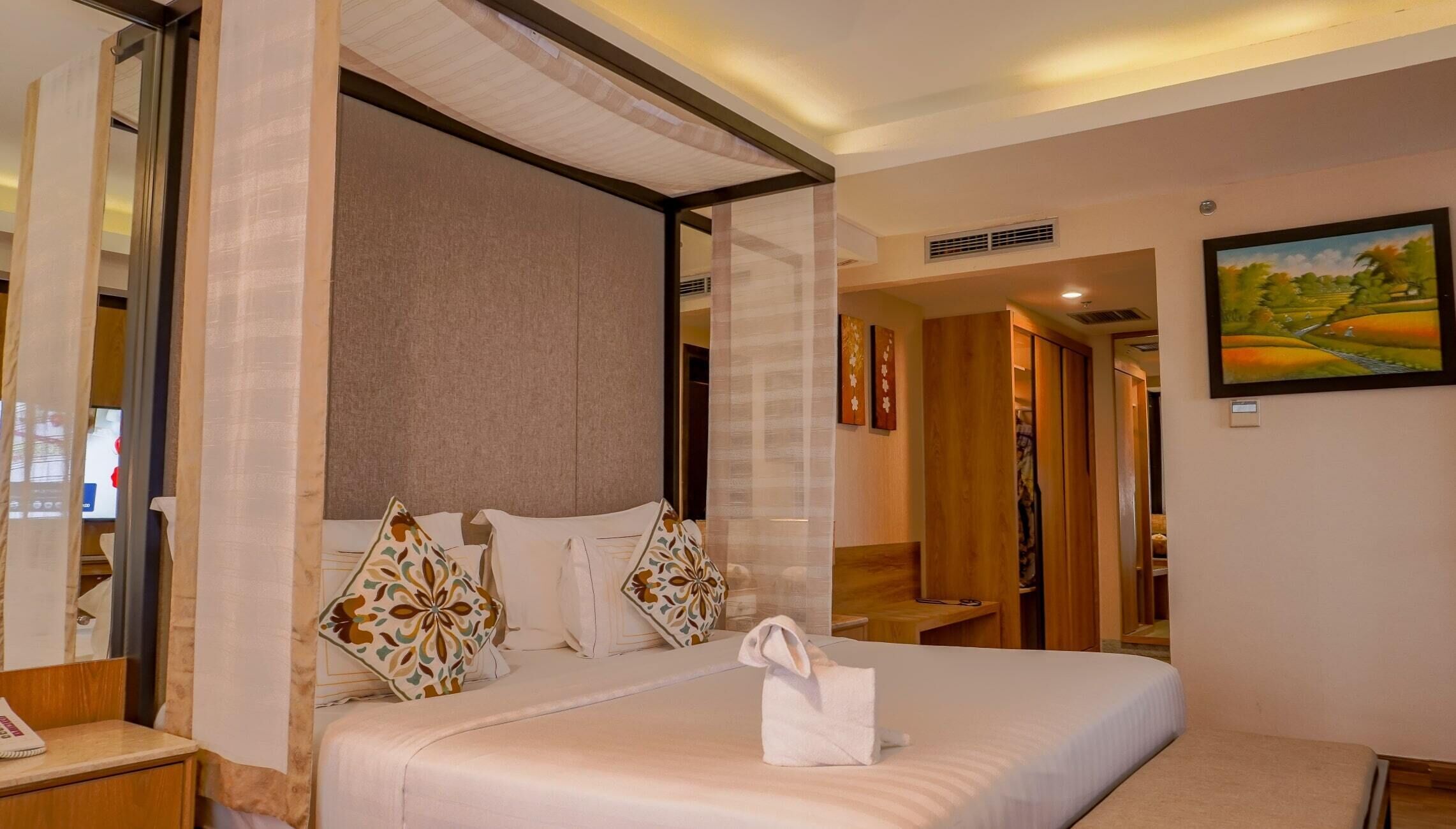 Junior suite | Minibar, in-room safe, soundproofing, iron/ironing board