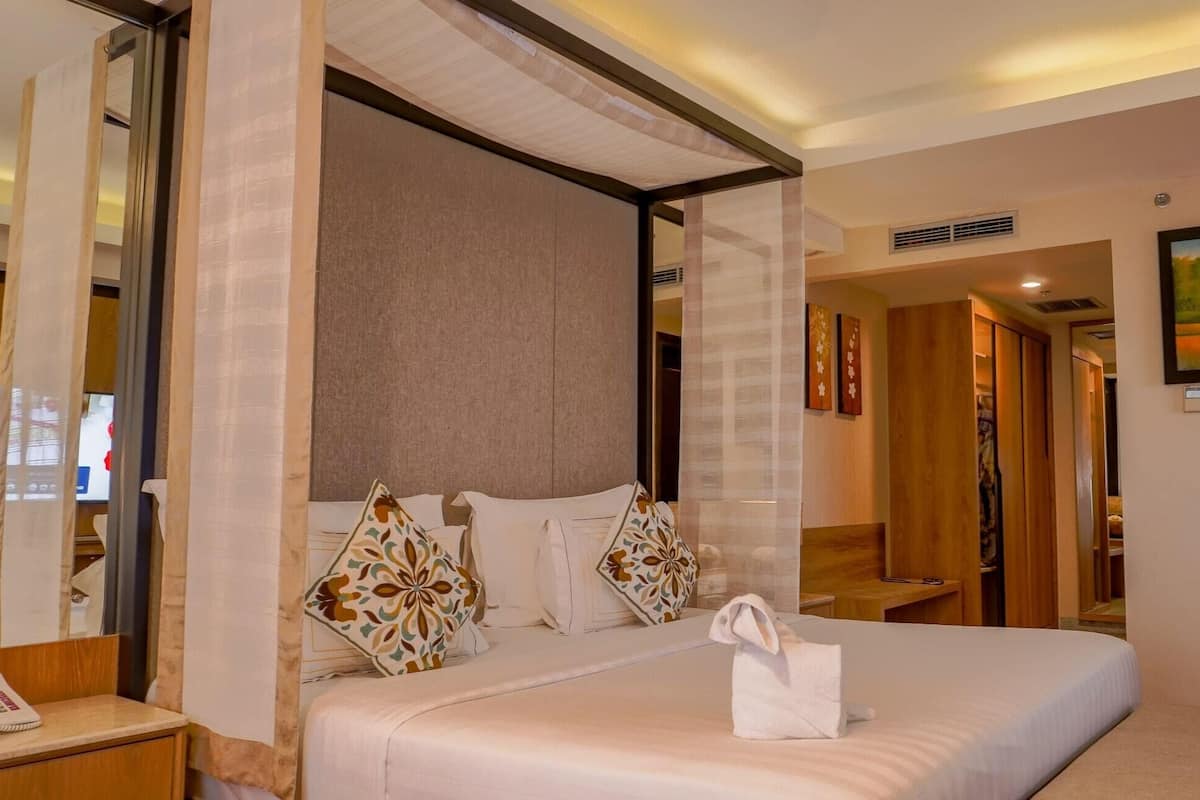 Junior suite | 1 bedroom, minibar, in-room safe, soundproofing