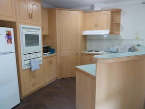 Refrigerador, microondas, horno, placa de cocina