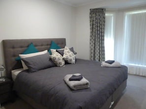 2 habitaciones, tabla de planchar con plancha, wifi y ropa de cama