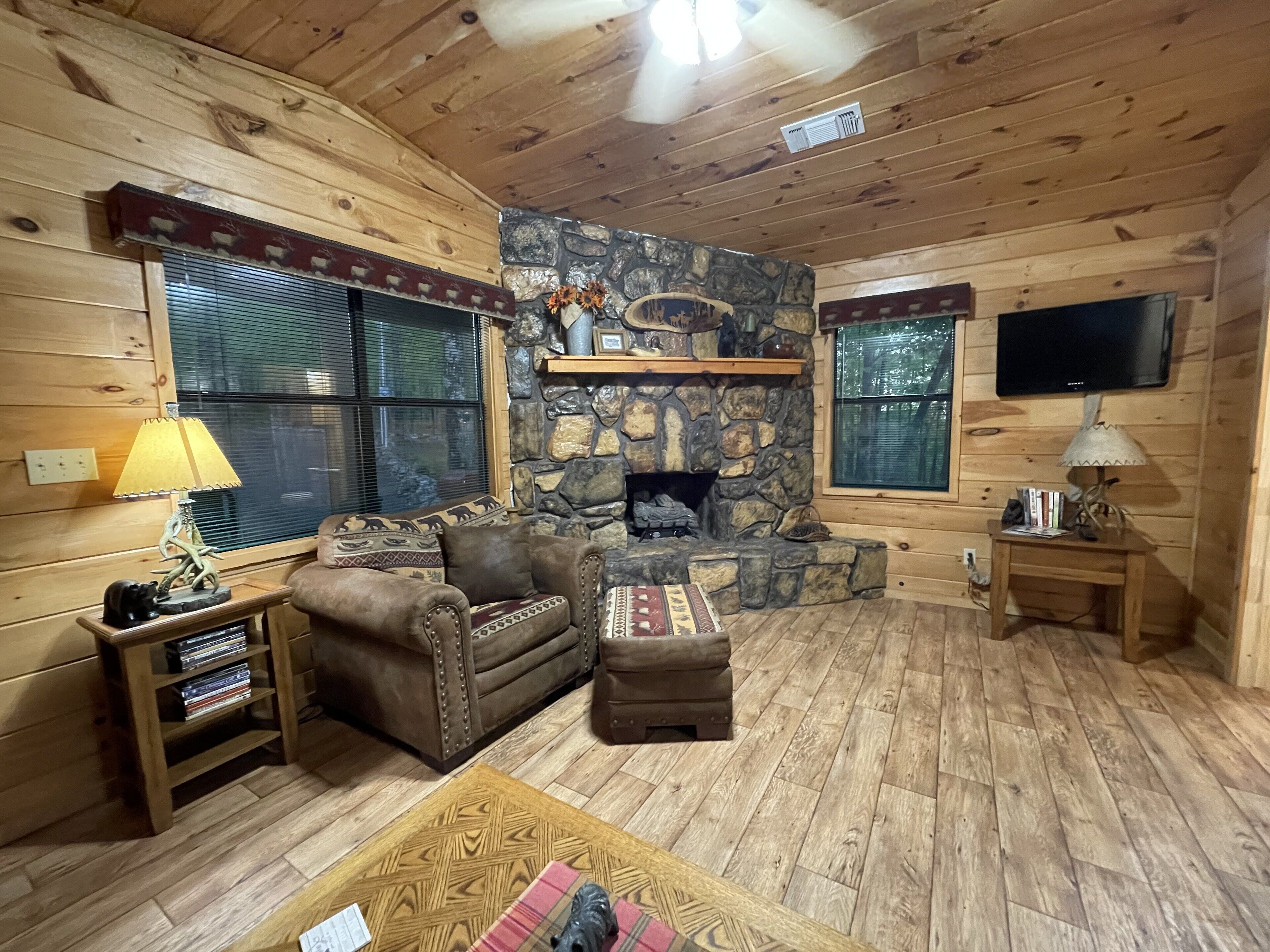 Beautiful and cozy two bed, one bath cabin nestled in the Kiamichi Mountains
