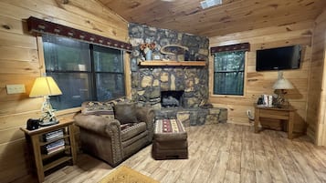 TV, peis, DVD-spiller og bordtennis