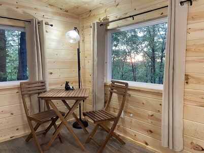 Beautiful and cozy two bed, one bath cabin nestled in the Kiamichi Mountains