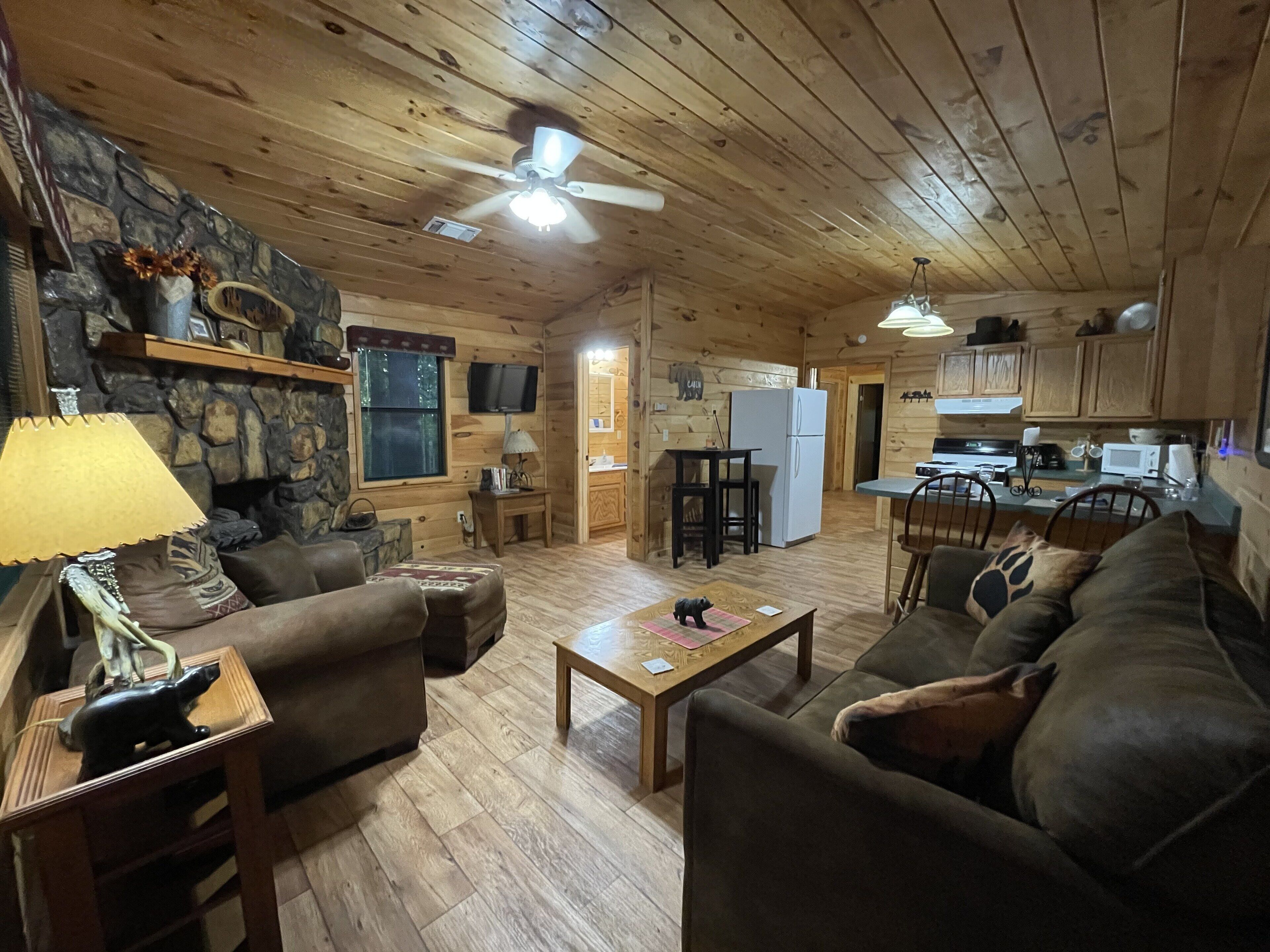 Beautiful and cozy two bed, one bath cabin nestled in the Kiamichi Mountains