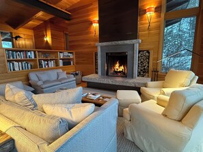 Smart-TV, Kamin, Bücher, Stereoanlage