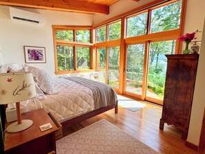 5 bedrooms, desk, iron/ironing board, free WiFi - Private Oceanfront "Coppertop" house, Acadia National Park (Mount Desert)