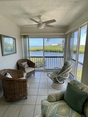 Smart TV, reproductor de DVD, libros y biblioteca musical