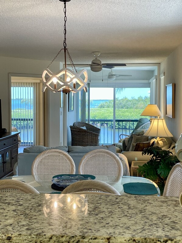 Smart TV, reproductor de DVD, libros y biblioteca musical