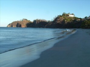 Vlak bij het strand, ligstoelen aan het strand, strandlakens