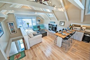 Fernseher, DVD-Player, Bücher, Musikbibliothek