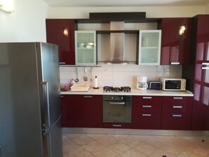 Kühlschrank, Mikrowelle, Ofen, Herdplatte