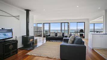 Smart-tv, pejs, dvd-afspiller, bøger