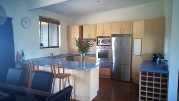 Réfrigérateur, micro-ondes, four, lave-vaisselle