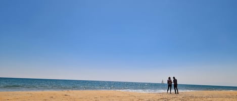 Chaises longues, serviettes de plage