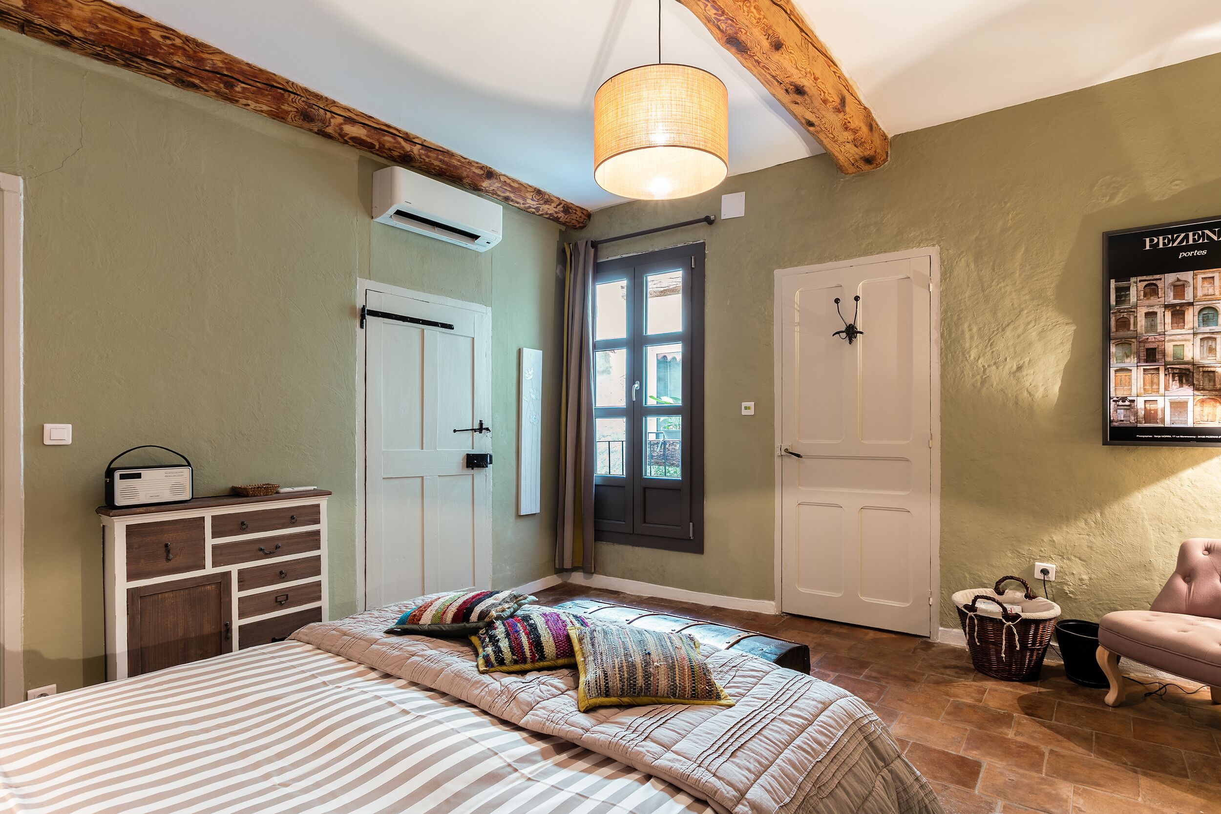 2 chambres, bureau, fer et planche à repasser, lit parapluie