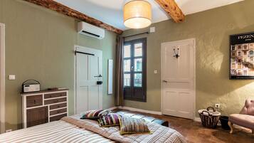 2 chambres, bureau, fer et planche Ă repasser, lit parapluie