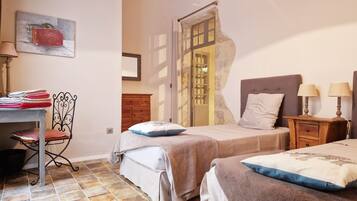 2 slaapkamers, een bureau, een strijkplank/strijkijzer, reisbedje