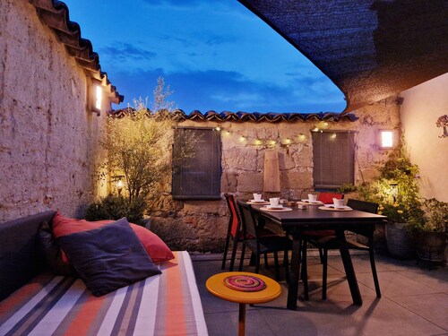 Maison en pierre élégante: terrasse privée sur le toit, cuisine design, parking sécurisé