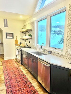 Køleskab, mikrobølgeovn, ovn, kogeplade