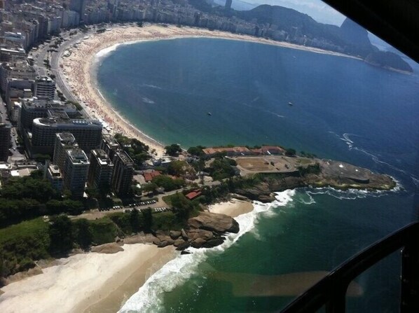 Una spiaggia nelle vicinanze