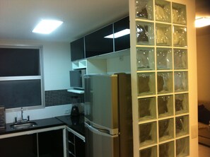 Kühlschrank, Mikrowelle, Herdplatte, Geschirrspüler