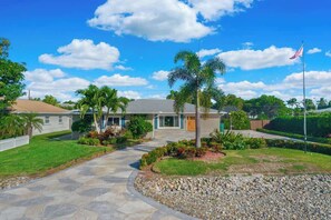 Exterior - Boutique Bliss at Vanderbilt Beach,Outdoor Gazebo (Naples)
