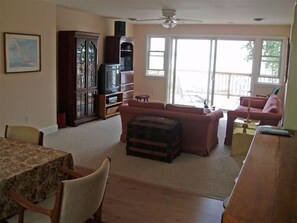 Smart-TV, DVD-Player, Bücher, Videothek