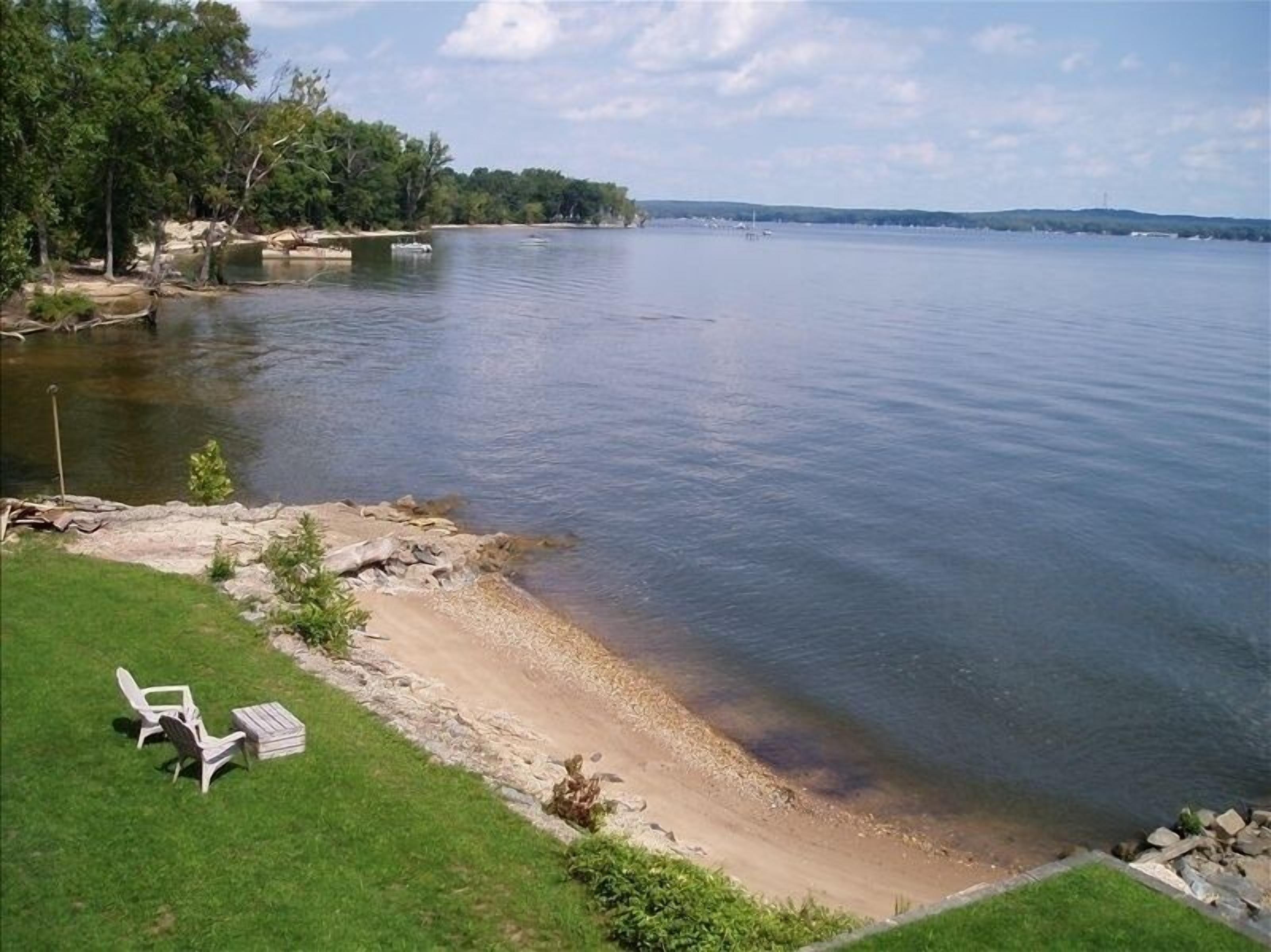 Aurinkotuoleja, rantapyyhkeitä