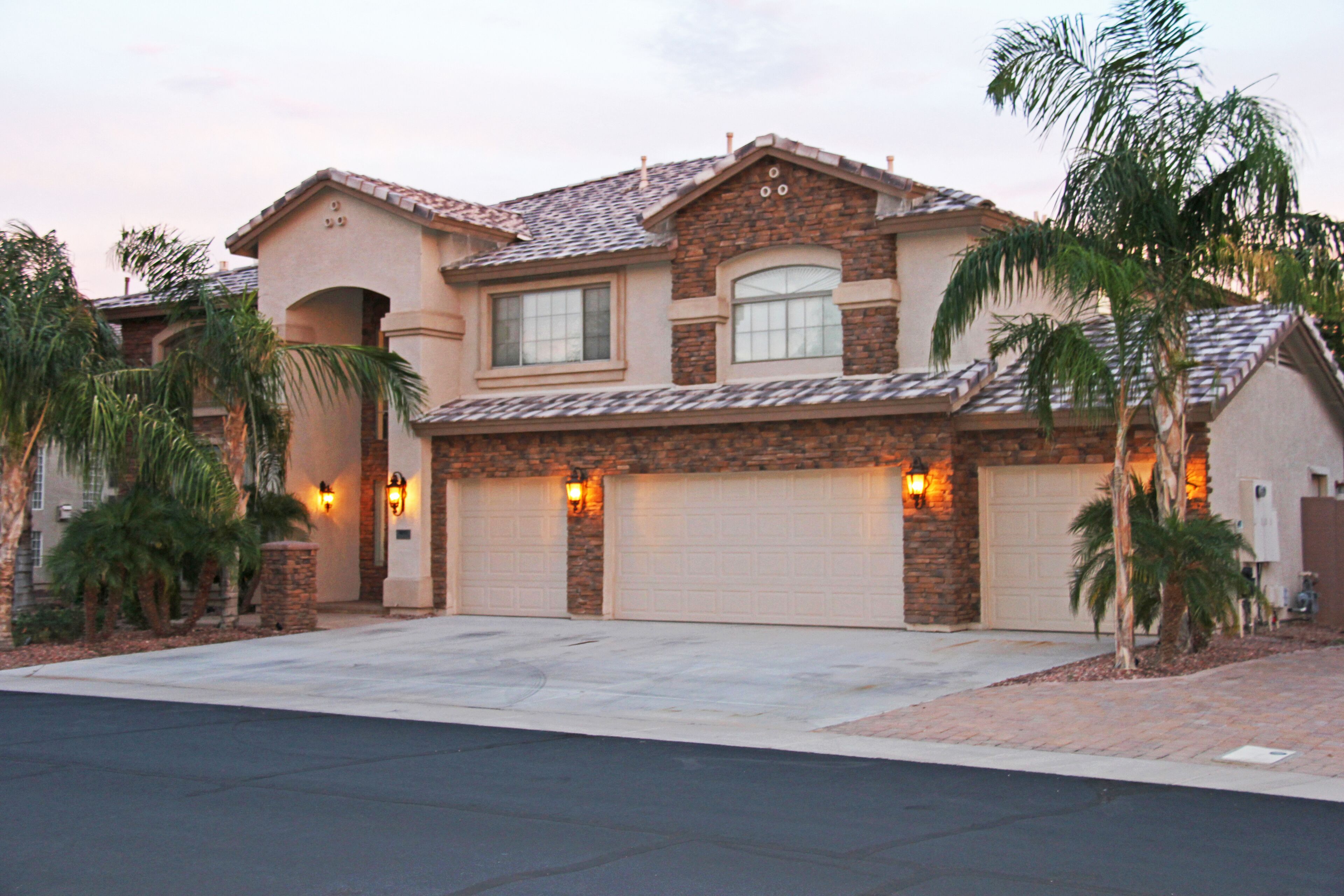 Luxury Home With Style Living And Exiting Backyard, Pool & Outdoor Kitchen
