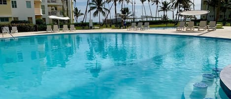 Una piscina al aire libre