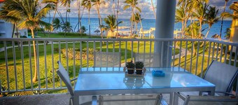 Luxury Beachfront Oceanview Condo with wifi and Cleaning services