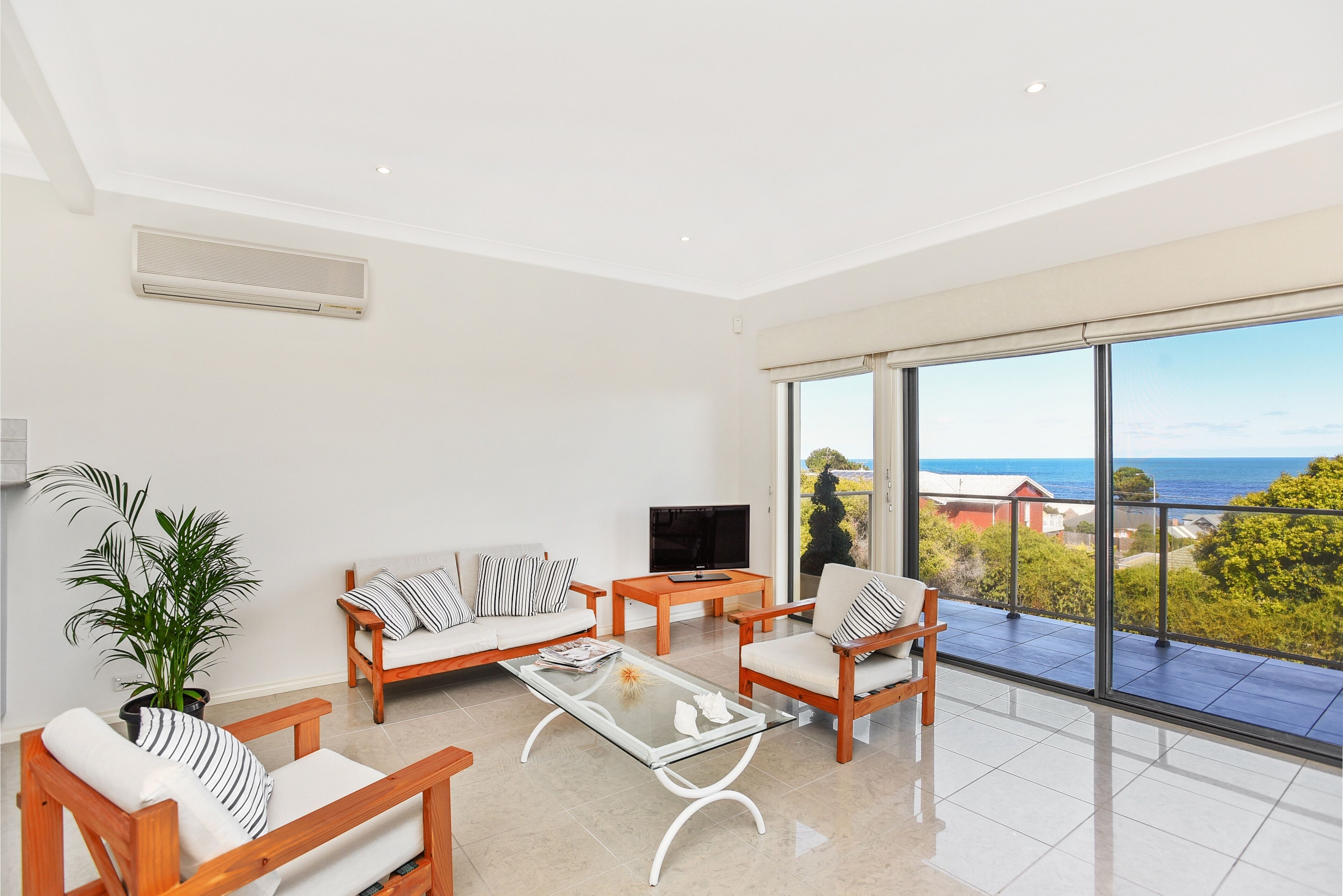 13 The Crescent - Ocean Views - Wi-Fi — image 18