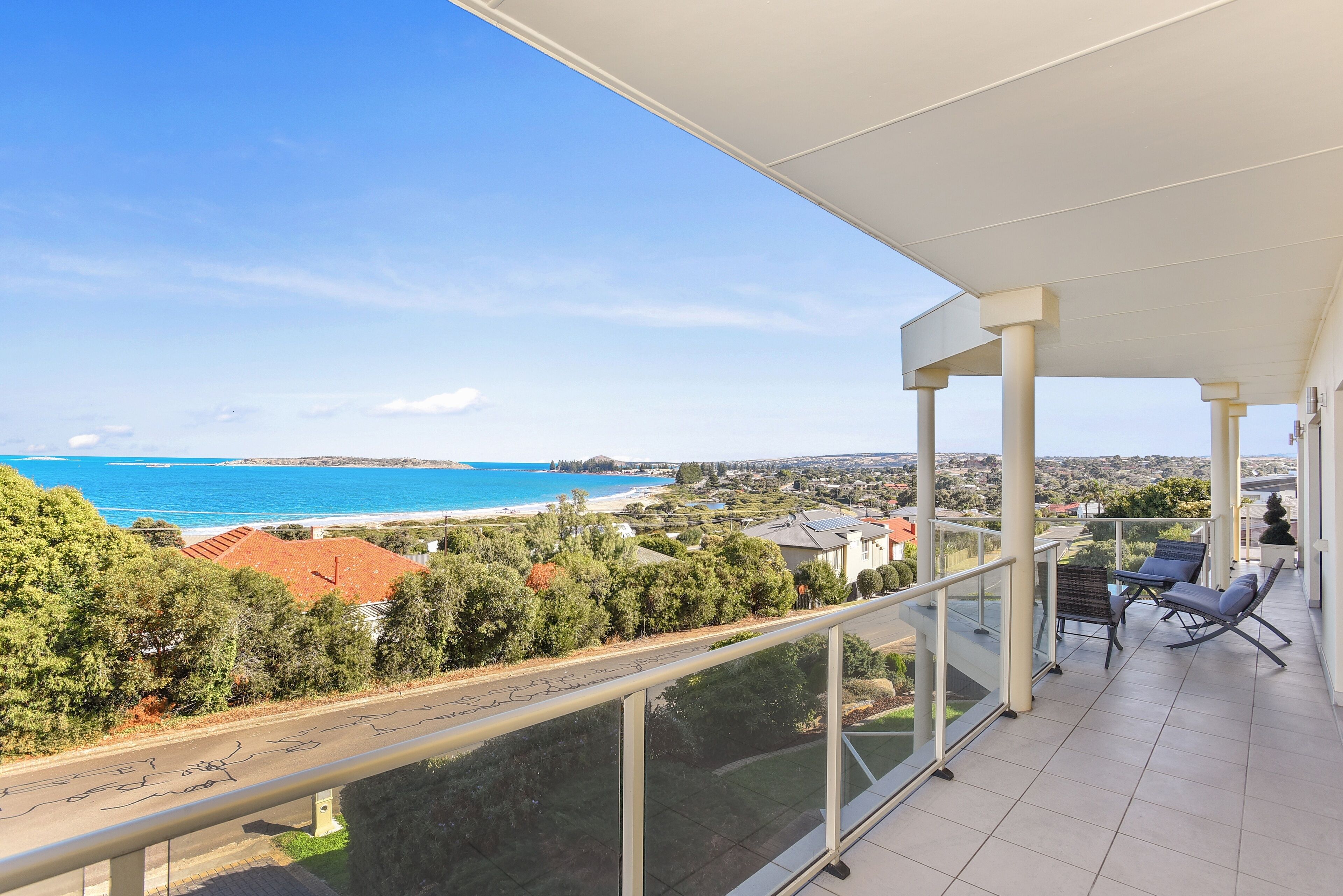 13 The Crescent - Ocean Views - Wi-Fi — image 11
